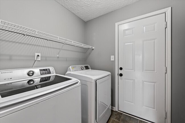 Building Photo - 1484 Apache Way
