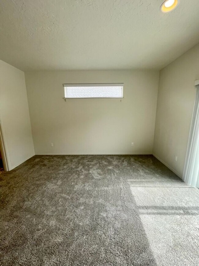 Building Photo - Beautiful like new 3 bedroom Hayden home i...
