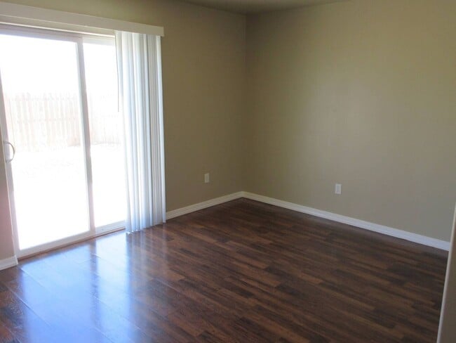 Building Photo - 3 Bedroom, 2.5 Bathroom Twin Home in Gemin...