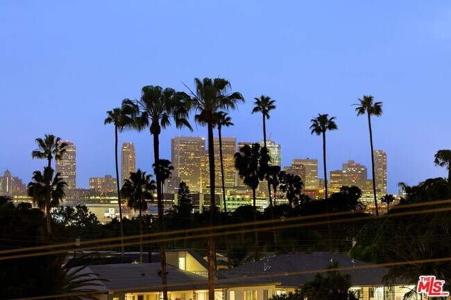 Building Photo - 1035 N Vista St