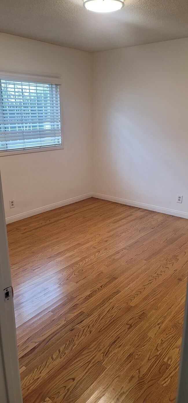 Building Photo - 808 E La Palma Dr