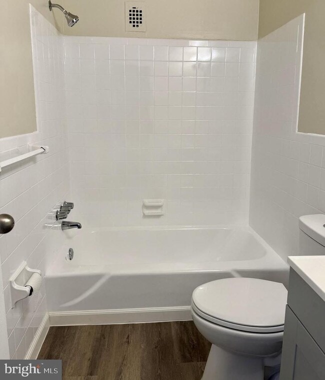 Building Photo - Spacious & Updated One Bedroom W/All Energy Utilties Included, Parking, Laundry on Site, & Much M...