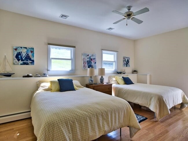 Building Photo - 149 Nanaquaket Rd