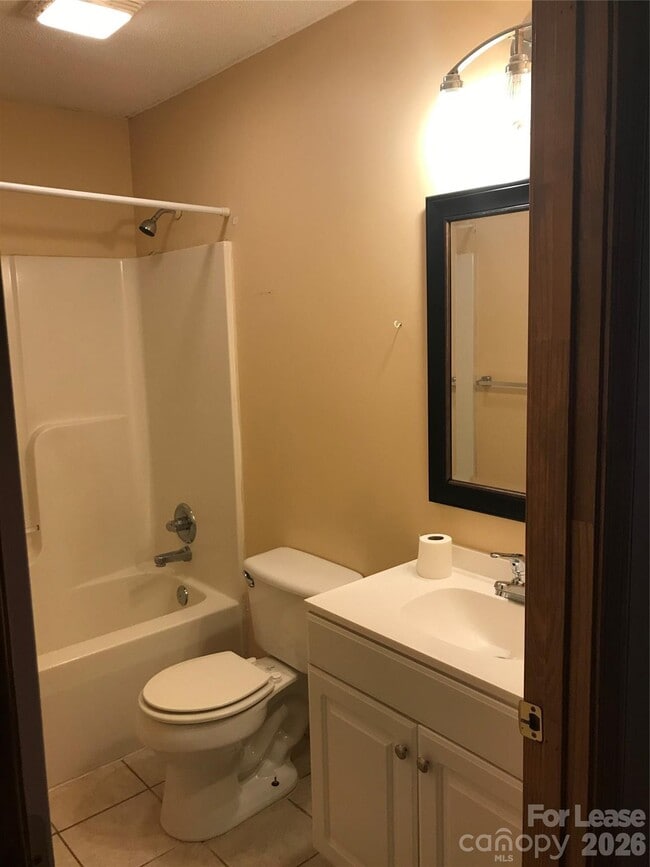 Building Photo - 498 Car Farm Rd