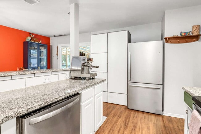 Building Photo - "Charming 3-Bed, 2-Bath Oasis on West Mistletoe Avenue – Spacious 1140 Sq Ft in San Antonio!"