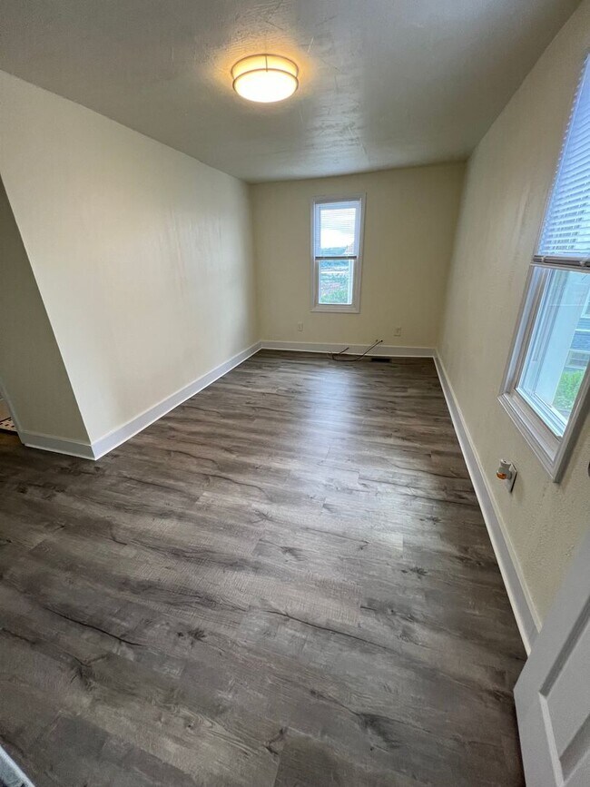 Building Photo - Updated 1BR 1 Bath house with office now available!