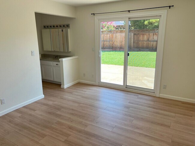 Building Photo - SPACIOUS BRIGHT CUL-DE-SAC 3BD/2BA HOUSE w...