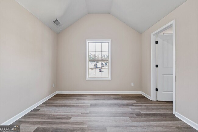 Building Photo - 475 Louise Way