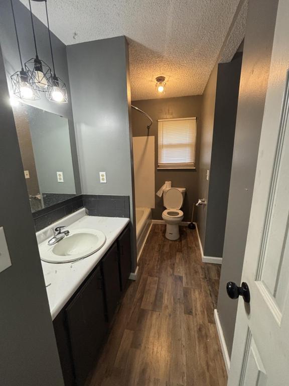 Building Photo - 224 SW Kingscross Rd