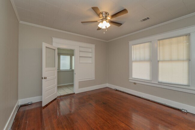 Building Photo - $1500 - 3 bed/1 bath house in Central Aven...