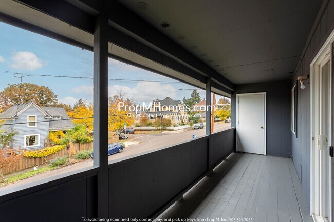 Building Photo - 714 9th St