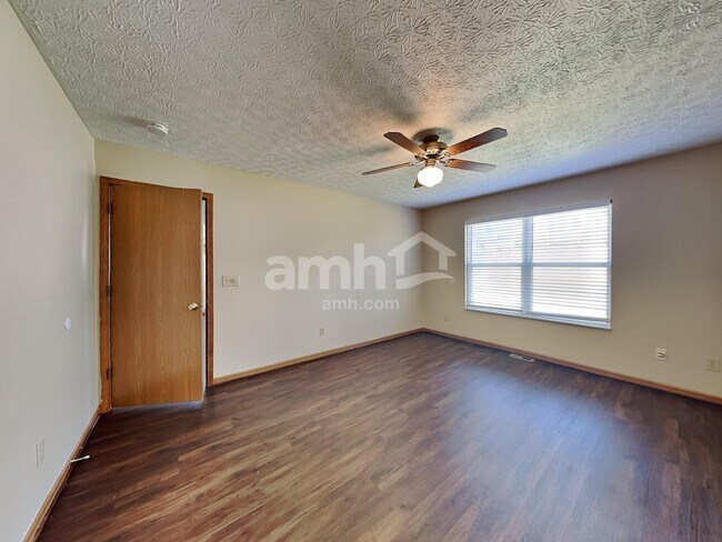 Building Photo - 1960 Queens Meadow Ln