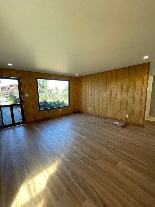 Building Photo - 489 Manzanita Dr