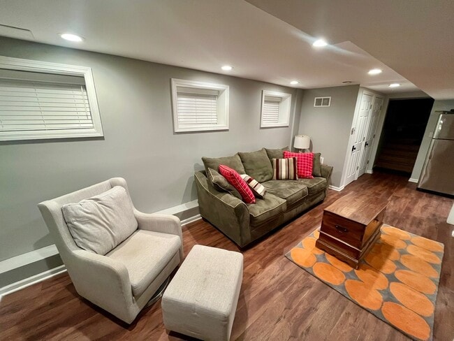 Building Photo - 3700 N Hermitage Ave