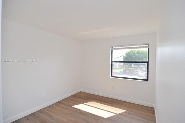 Building Photo - 9427 Fontainebleau Blvd