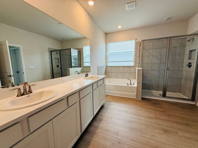 Building Photo - New built 4 bedroom 3 bath 3 car garage in Coddington Subdivision