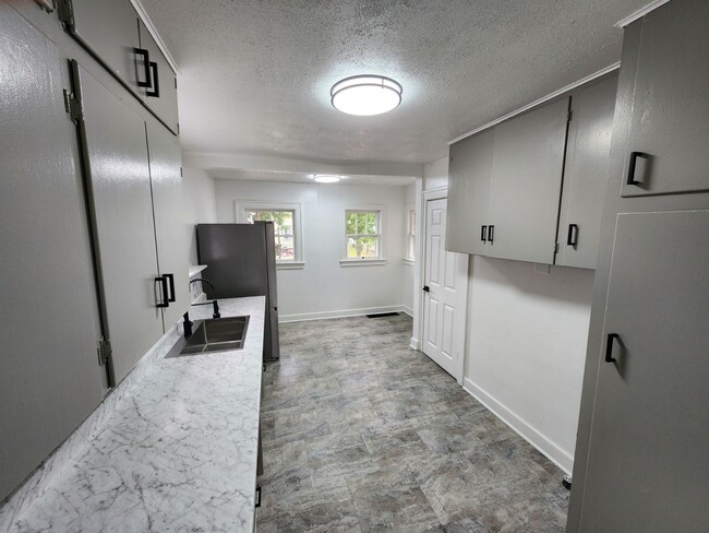 Building Photo - Cozy 3-Bedroom Home in Lima, OH – $1395/Mo...