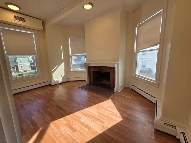 Primary Photo - 193 Waterman St