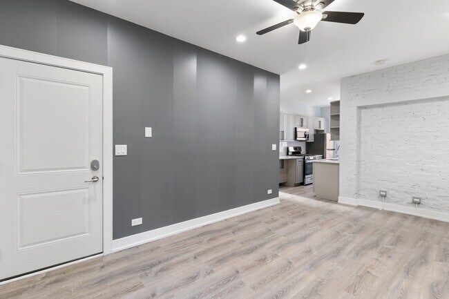 Building Photo - 7622 N Eastlake Ter