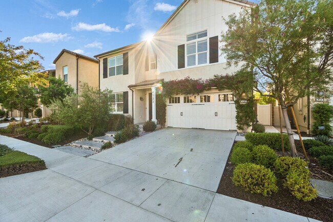Building Photo - Light and bright 4 bedroom 3 bath beauty i...