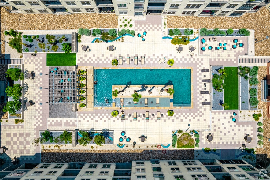 Resort Style Pool - Trove Southtown