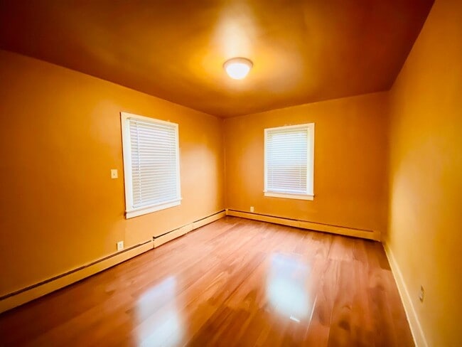 Building Photo - Adorable 2bdrm/1bth Bungalow Conveniently ...
