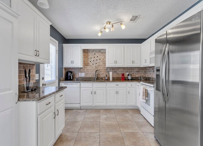 Building Photo - Renovated 3BR/2BA All-Brick Home | South C...