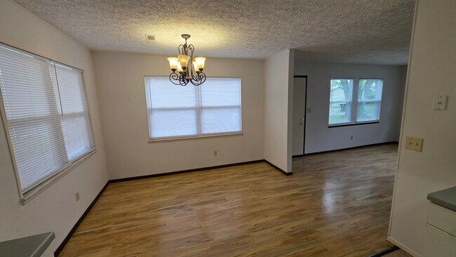 Building Photo - 2 bdrm, 1 1/2 bath home with fenced yard