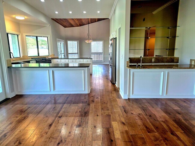 Building Photo - Golf Course Living in The Hills – 4 Bed in Lakeway