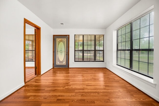 Building Photo - Check Out this 2 bed 1 bath in Alexandria