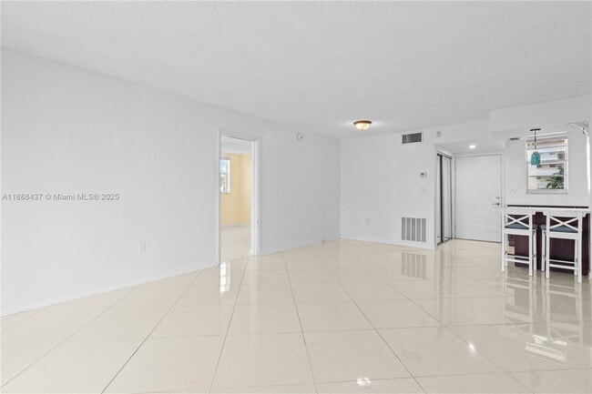 Building Photo - 2999 Point E Dr