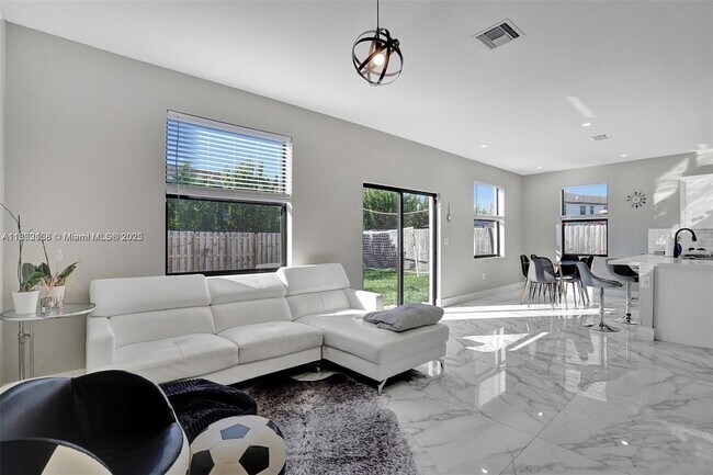 Building Photo - 268 NE 210th Way