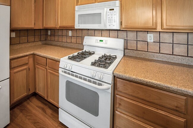 Building Photo - 2 Bed, Den, 1 Car Garage, Gated Northwest Condo