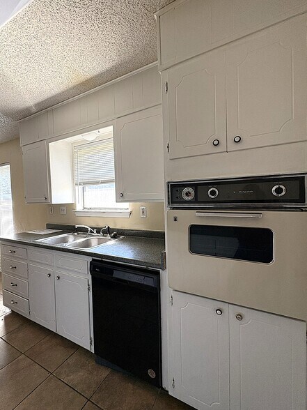 Building Photo - 2309 Whitney Dr