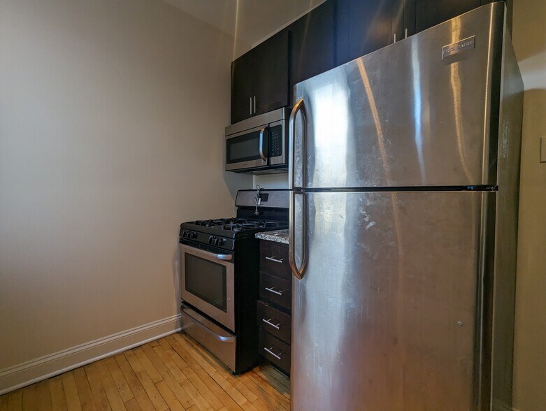 Building Photo - 4032 N Ashland Ave