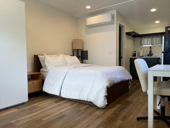 Building Photo - 1075 Redondo Ave