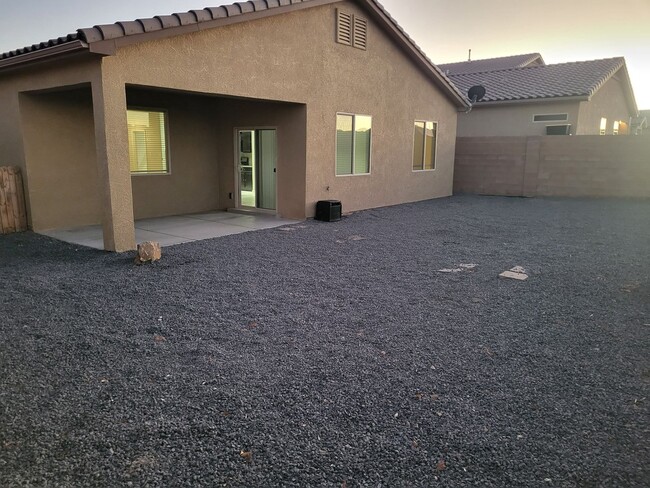 Building Photo - Rio Rancho Beauty