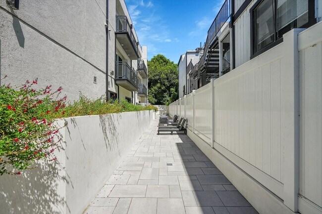 Building Photo - Riverside 4 Lease