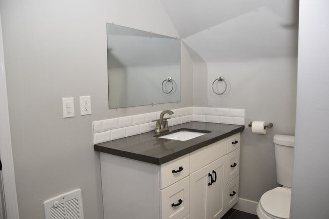 Building Photo - Fully Updated 3 Bedroom 2 Bath Tacoma 2 Story