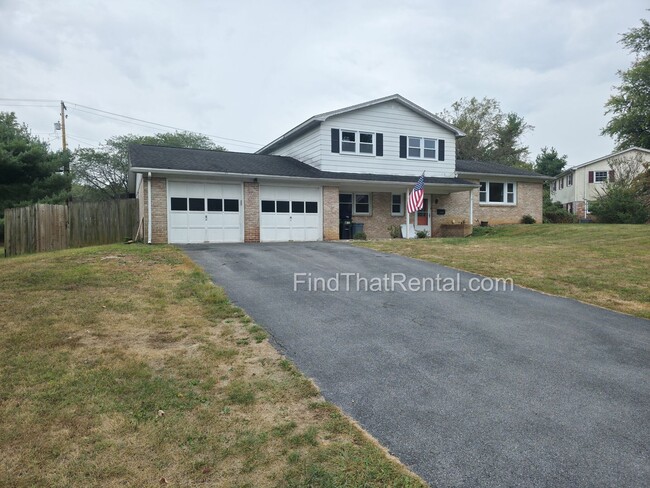 Building Photo - COMING SOON! Pet friendly, 2 car garage, M...