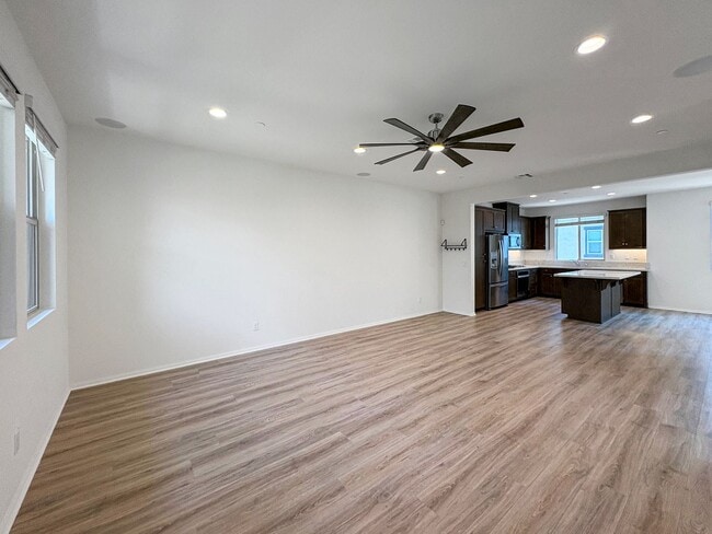 Building Photo - Beautiful 4B/3BA Vista Home w/ Pool & Mode...