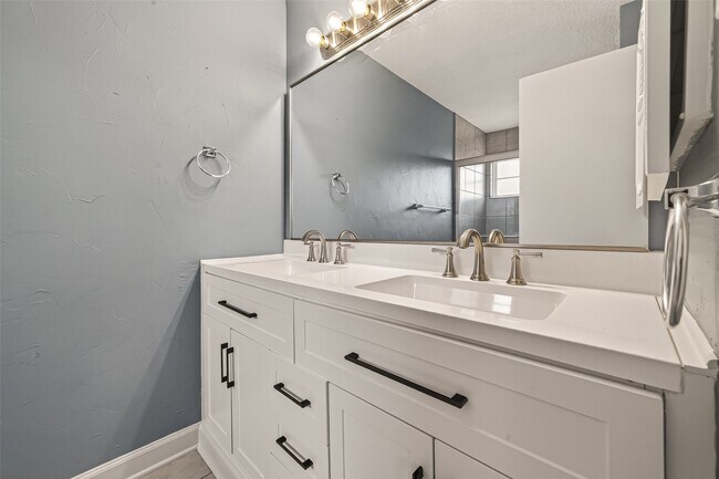 Building Photo - 4251 Southchase Ln