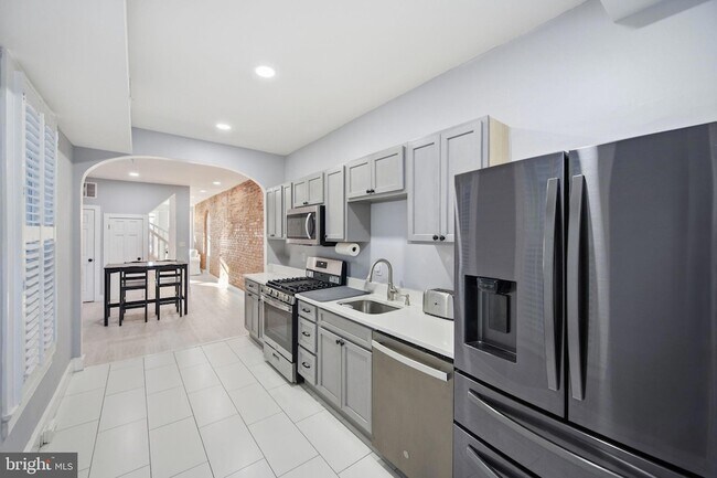 Building Photo - 1015 Riverside Ave