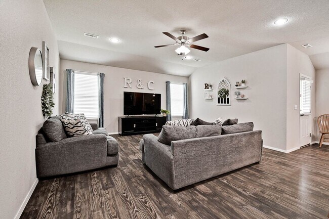 Building Photo - Beautiful + Well-Maintained Home in Benton...