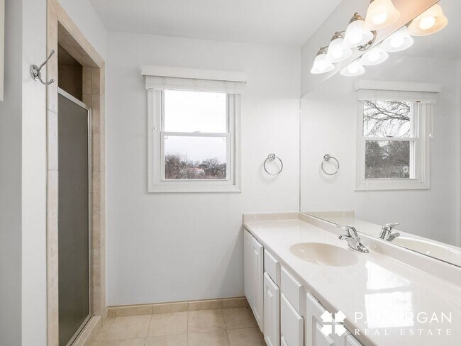 Building Photo - 3 Bed 3 Bath Duplex - Available now