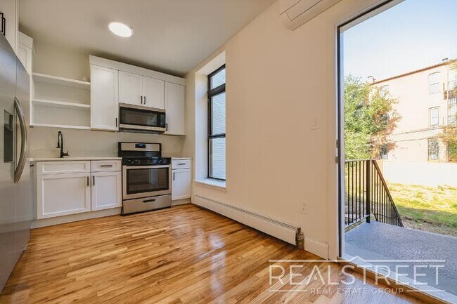 Building Photo - Charming 2 Bed 1.5 Bath Upper Duplex in Bushwick with Garden