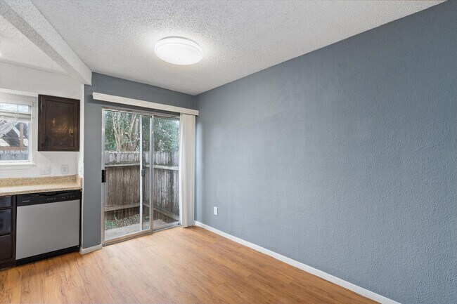 Building Photo - Perfectly Located Townhome in South Austin