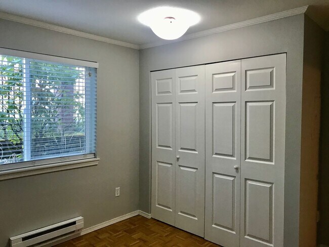 Building Photo - Two Bedroom/Two bath Capitol Hill Condo - ...