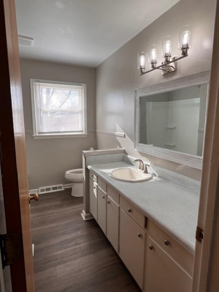 Building Photo - 5680 Meadowcrest St