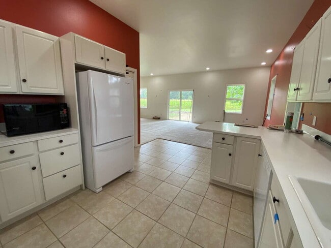 Building Photo - Spacious, Quiet 2-Bedroom Country Home in ...